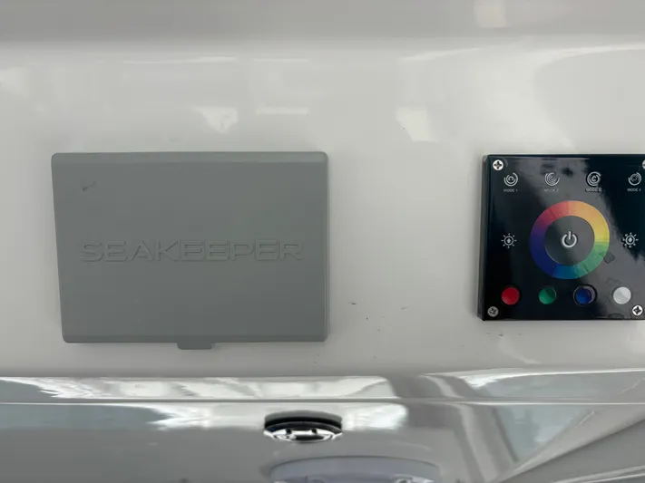  Yacht Photos Pics 2023 EVERGLADES 395 CC - Image 40