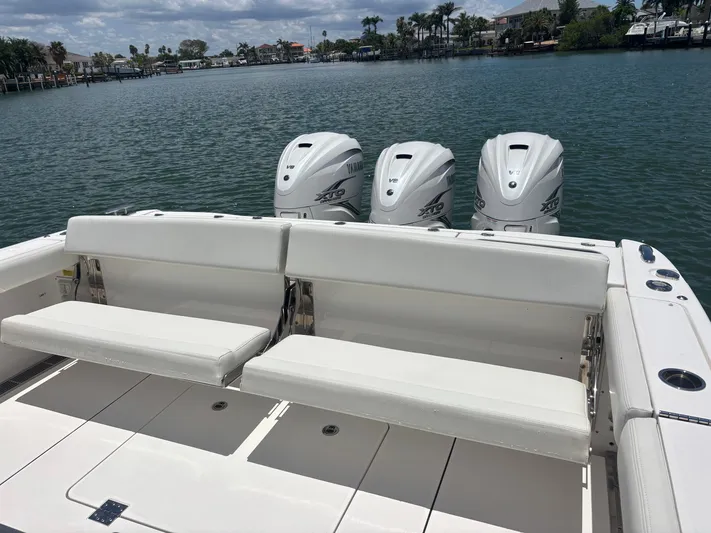  Yacht Photos Pics 2023 EVERGLADES 395 CC - Image 19