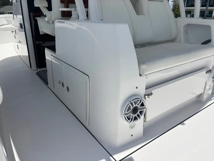  Yacht Photos Pics 2023 EVERGLADES 395 CC - Image 29