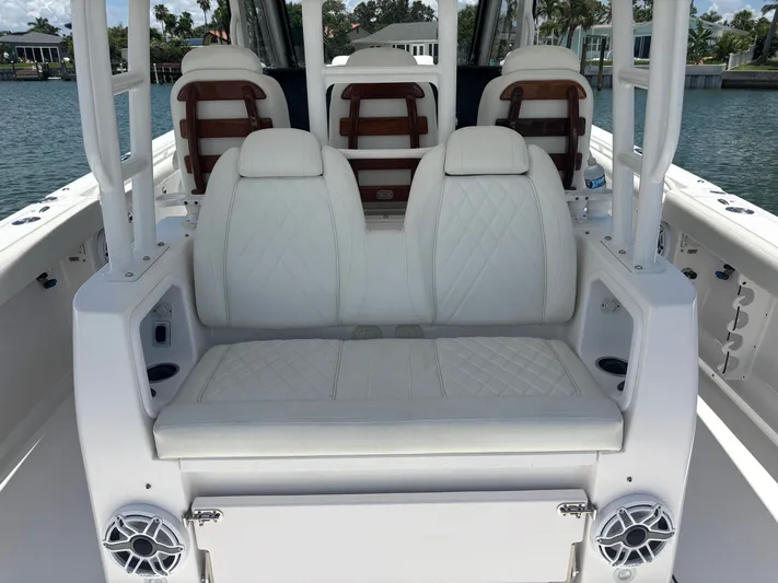  Yacht Photos Pics 2023 EVERGLADES 395 CC - Image 30