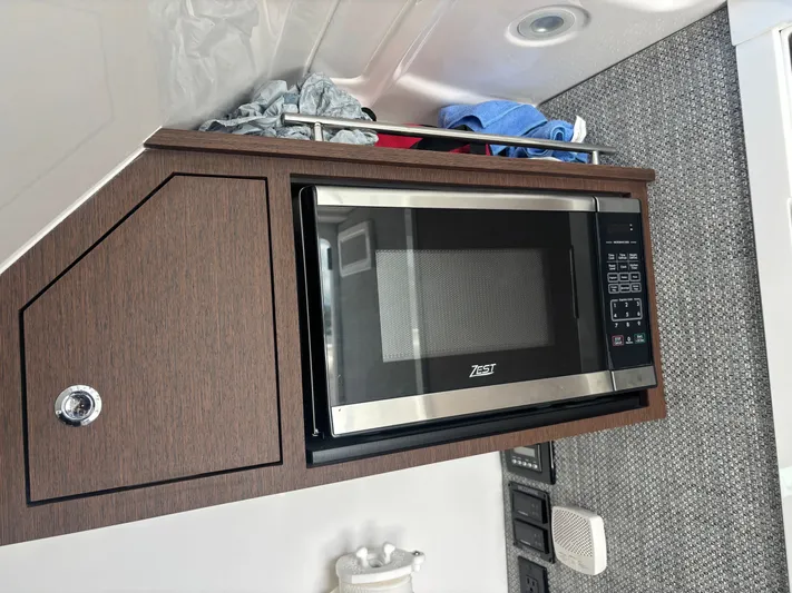  Yacht Photos Pics 2023 EVERGLADES 395 CC - Image 58