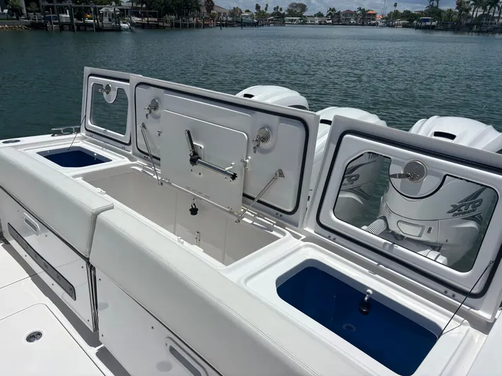  Yacht Photos Pics 2023 EVERGLADES 395 CC - Image 22