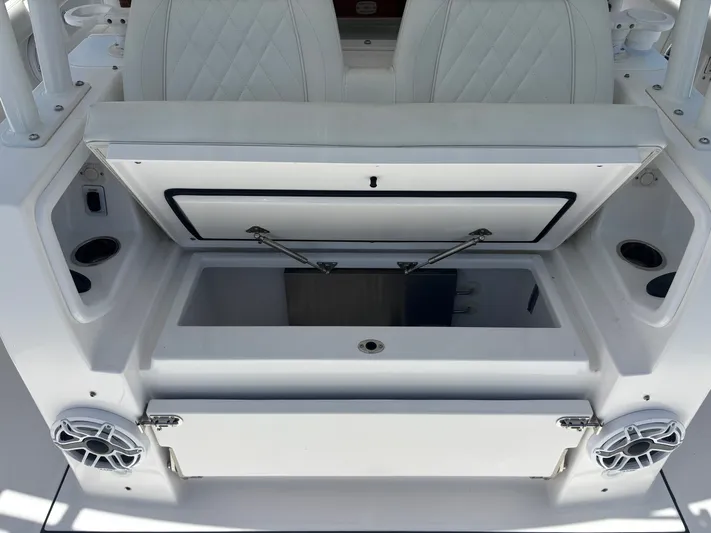  Yacht Photos Pics 2023 EVERGLADES 395 CC - Image 69