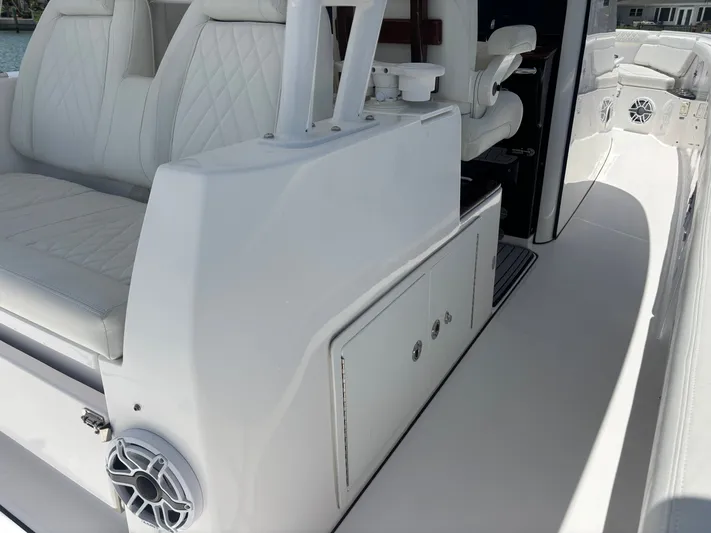  Yacht Photos Pics 2023 EVERGLADES 395 CC - Image 32