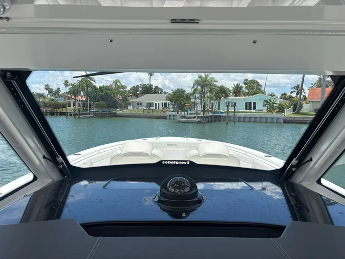  Yacht Photos Pics 2023 EVERGLADES 395 CC - Image 41