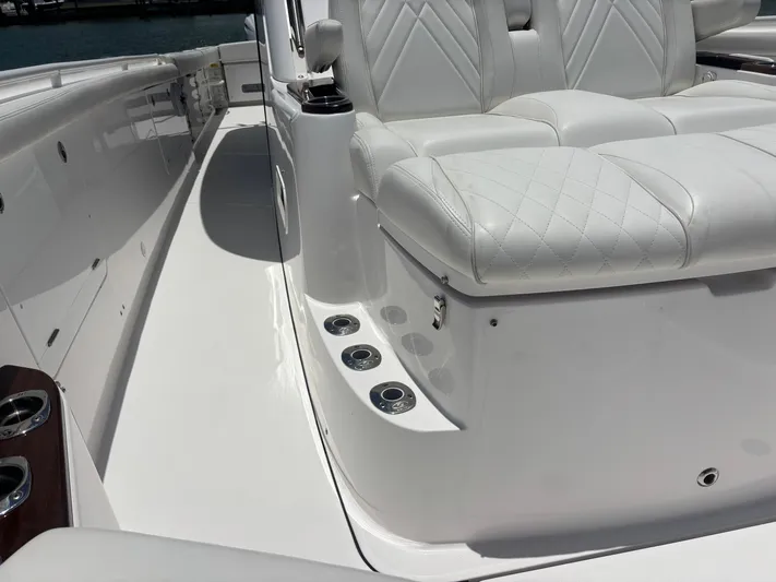  Yacht Photos Pics 2023 EVERGLADES 395 CC - Image 51