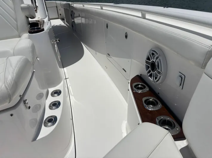  Yacht Photos Pics 2023 EVERGLADES 395 CC - Image 50