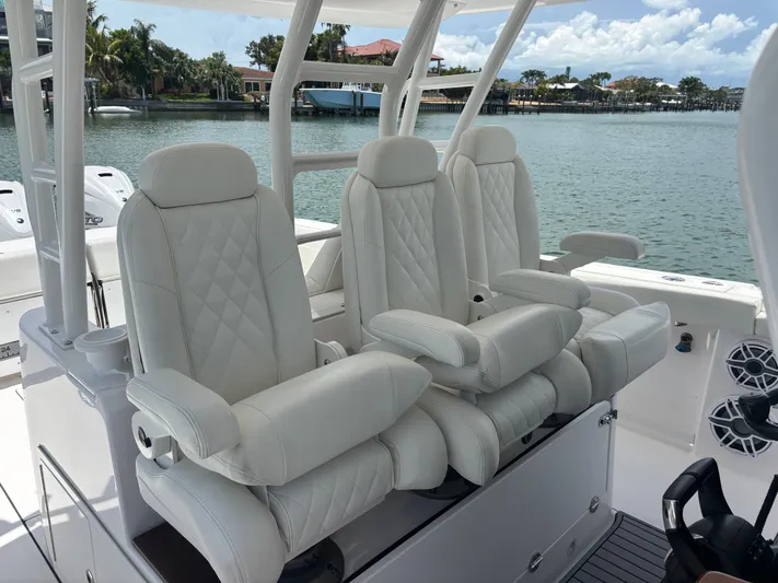  Yacht Photos Pics 2023 EVERGLADES 395 CC - Image 34