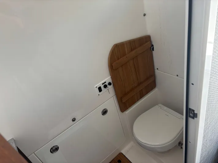  Yacht Photos Pics 2023 EVERGLADES 395 CC - Image 63