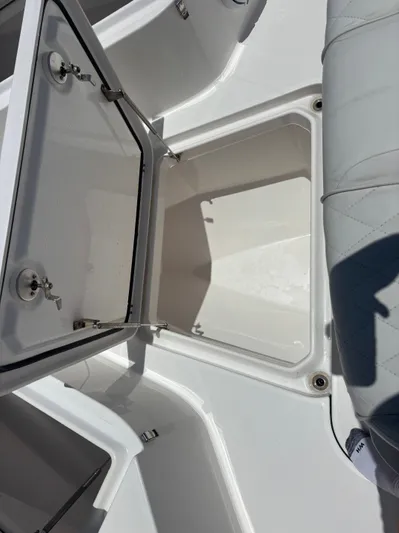  Yacht Photos Pics 2023 EVERGLADES 395 CC - Image 53