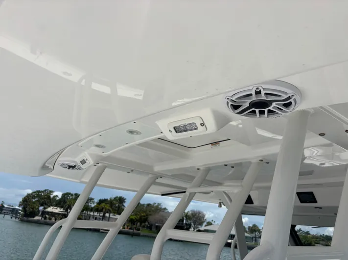  Yacht Photos Pics 2023 EVERGLADES 395 CC - Image 31