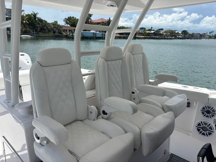  Yacht Photos Pics 2023 EVERGLADES 395 CC - Image 35