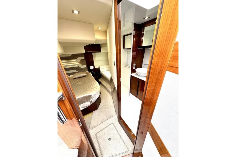  Yacht Photos Pics Interior of 2018 Galeon 470 Skydeck yacht, featuring a cozy bedroom and modern bathroom.