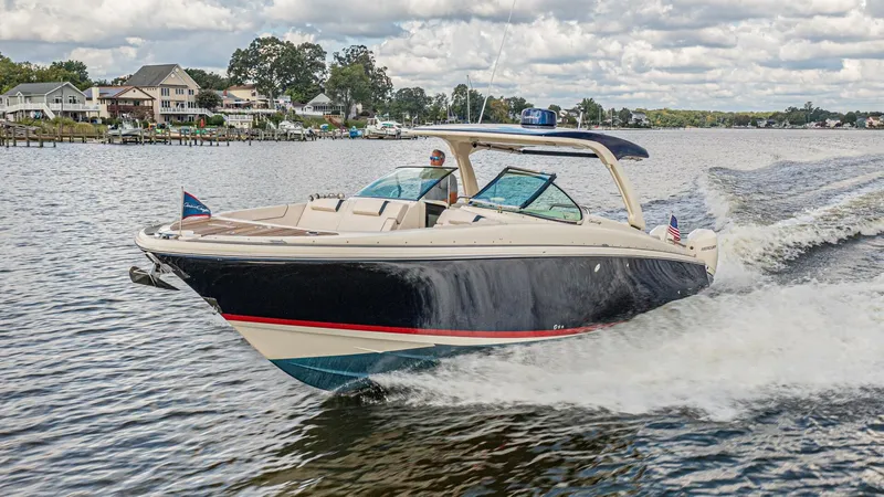 Full Circle Yacht Photos Pics 2022 Chris-craft Launch 35 Gt - Image 6