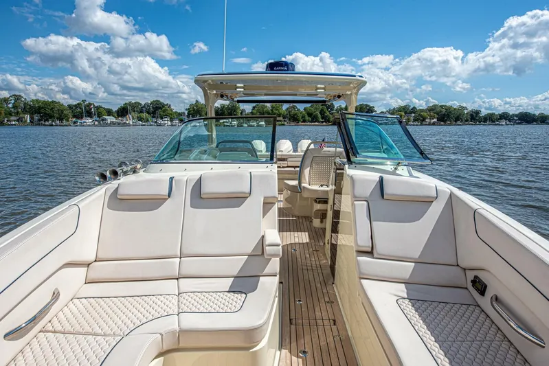 Full Circle Yacht Photos Pics 2022 Chris-craft Launch 35 Gt - Image 19