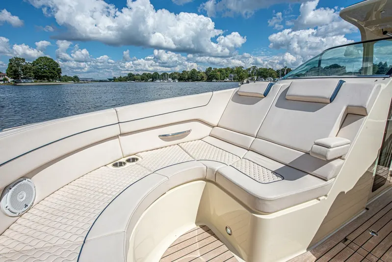 Full Circle Yacht Photos Pics 2022 Chris-craft Launch 35 Gt - Image 21