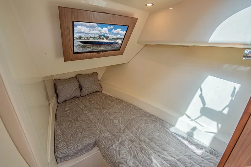 Full Circle Yacht Photos Pics 2022 Chris-craft Launch 35 Gt - Image 28