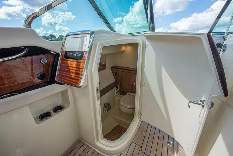 Full Circle Yacht Photos Pics 2022 Chris-craft Launch 35 Gt - Image 26