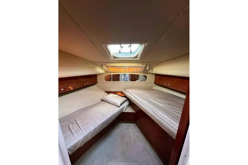  Yacht Photos Pics 2003 Sea Ray 390 Motor Yacht cabin with twin beds and overhead skylight.
