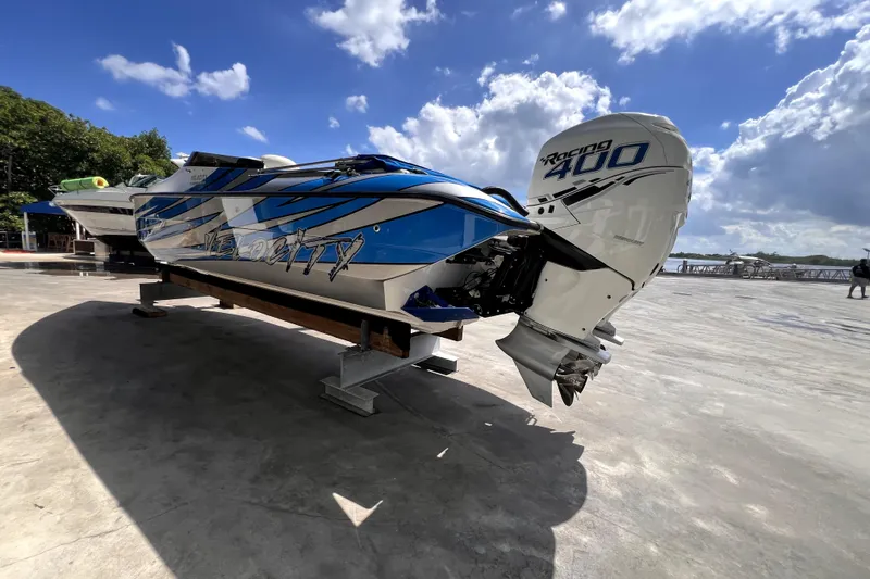  Yacht Photos Pics 2021 Velocity 290sc speedboat with Racing 400 engine on display under a bright blue sky.