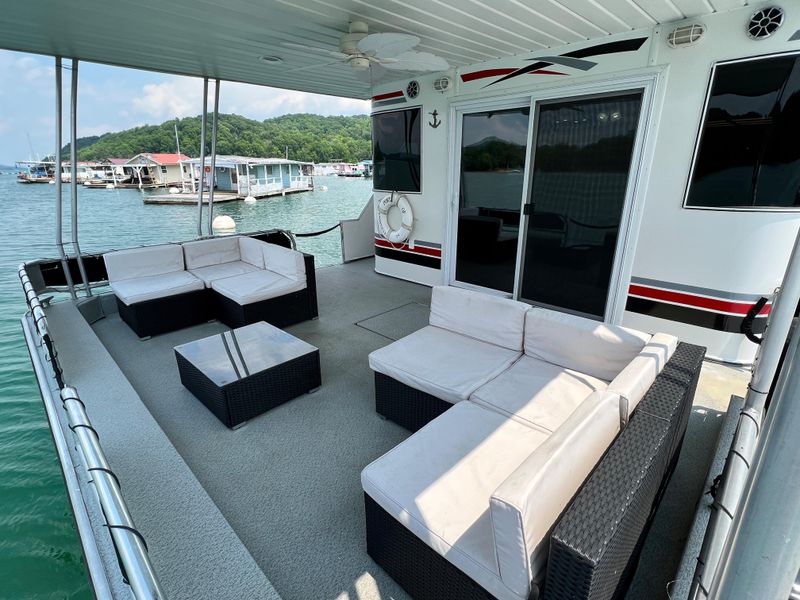 2001 Horizon 16 x 70 WB Houseboat & Dock