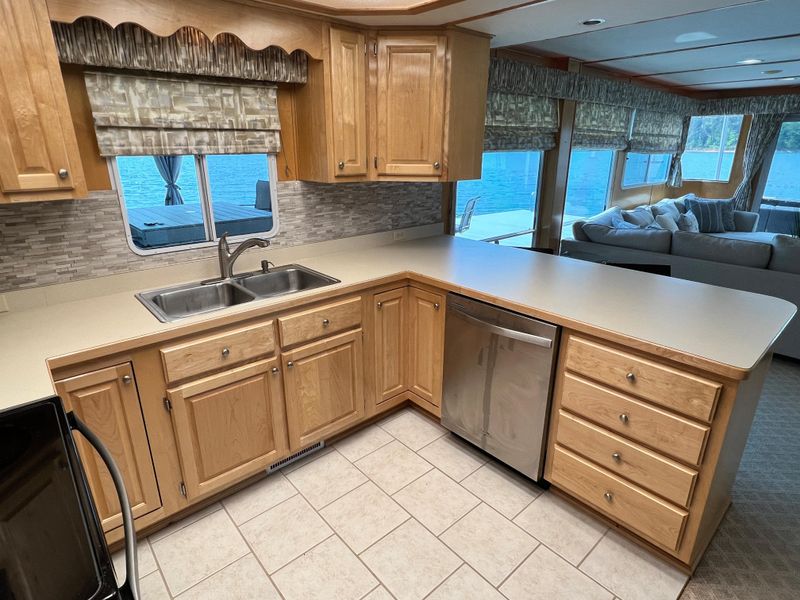 2001 Horizon 16 x 70 WB Houseboat & Dock