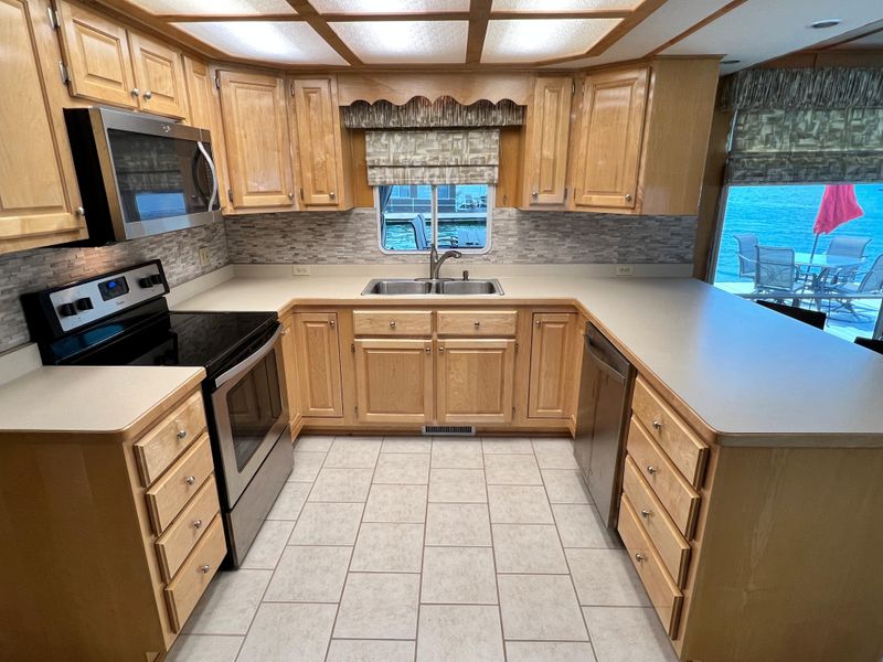 2001 Horizon 16 x 70 WB Houseboat & Dock