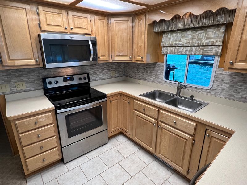 2001 Horizon 16 x 70 WB Houseboat & Dock