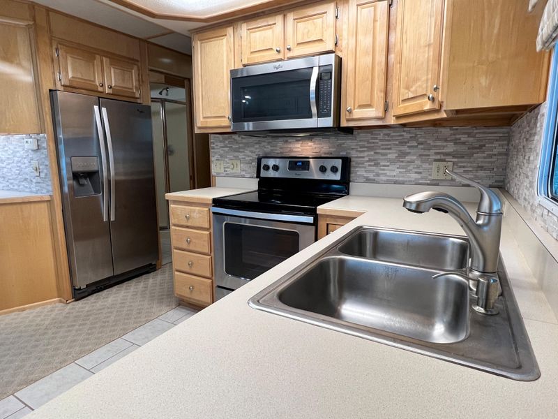 2001 Horizon 16 x 70 WB Houseboat & Dock