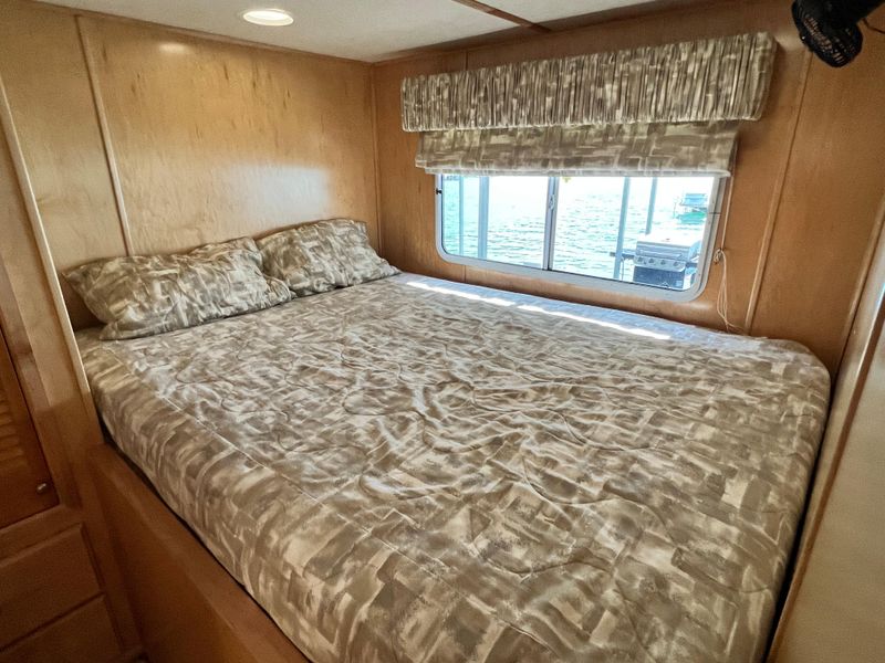 2001 Horizon 16 x 70 WB Houseboat & Dock
