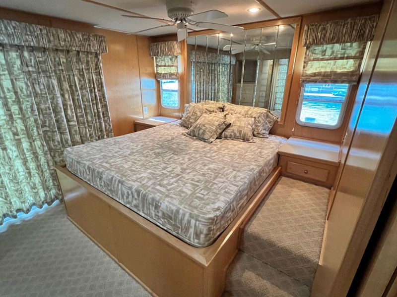 2001 Horizon 16 x 70 WB Houseboat & Dock