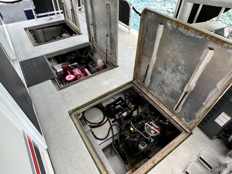 2001 Horizon 16 x 70 WB Houseboat & Dock