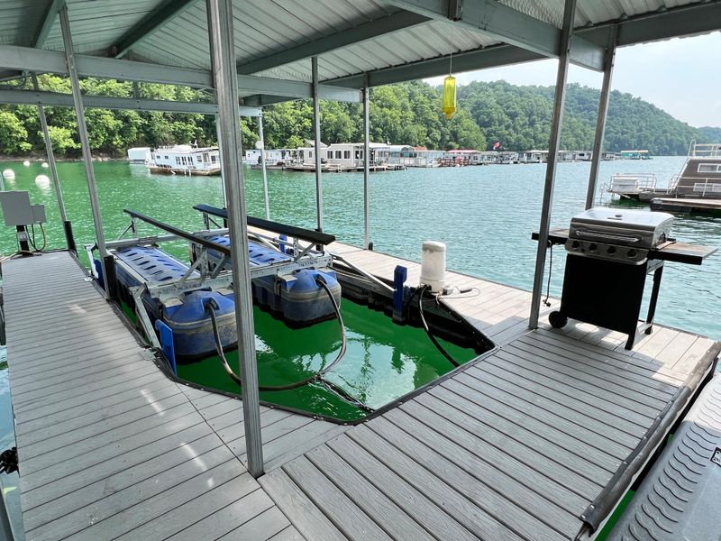 2001 Horizon 16 x 70 WB Houseboat & Dock