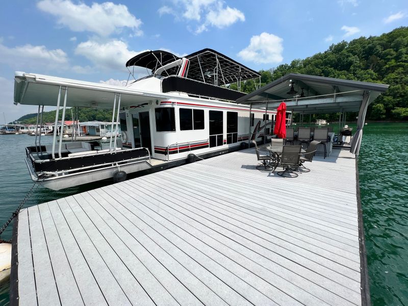 2001 Horizon 16 x 70 WB Houseboat & Dock