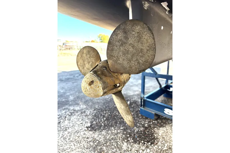 Sea Fever IV Yacht Photos Pics Propeller of 2022 Catalina 355 sailboat on a stand, close-up view.