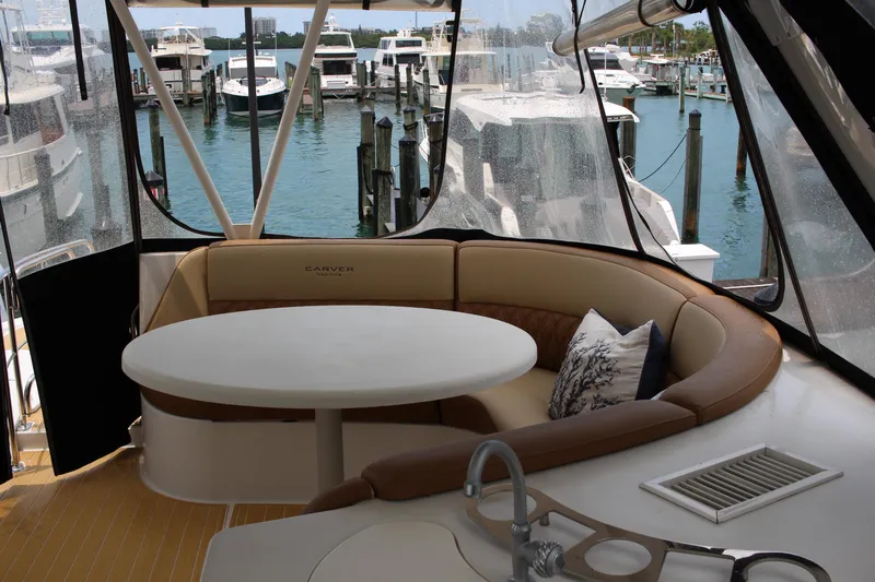 Social Distancing Yacht Photos Pics 2006 Carver 560 Voyager yacht interior with round table and seating area at marina.