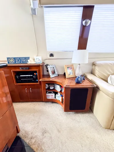 Social Distancing Yacht Photos Pics Interior of 2006 Carver 560 Voyager yacht with wooden cabinetry and cozy decor.