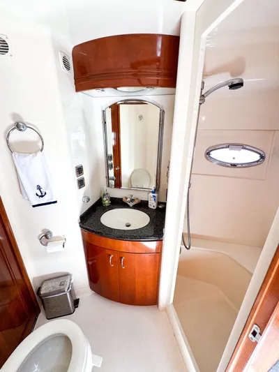 Social Distancing Yacht Photos Pics 2006 Carver 560 Voyager bathroom with sink, mirror, and shower.