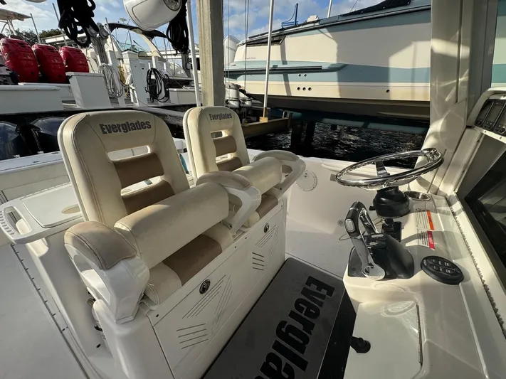  Yacht Photos Pics 2011 Everglades 320 Center Console boat interior with helm and seating.