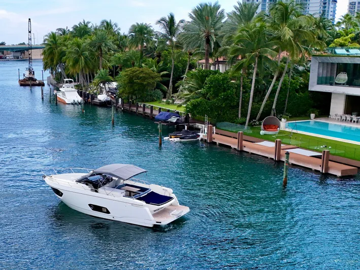  Yacht Photos Pics Luxury yacht Absolute 40 cruising near tropical waterfront estate, 2014 model.