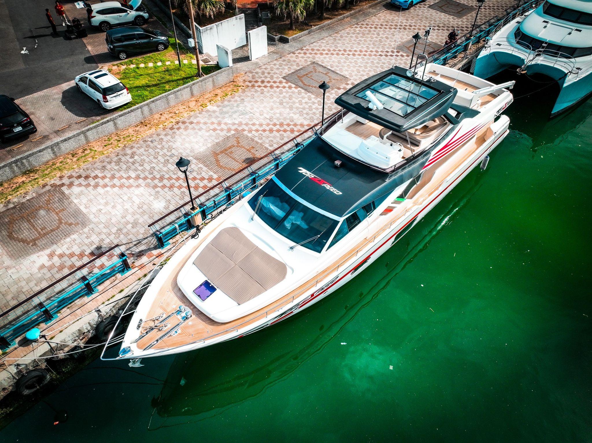 ferretti yachts 870