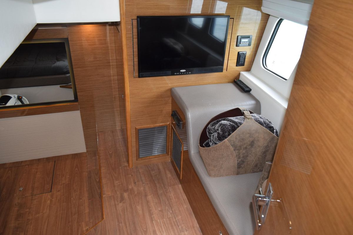 2018 Cruisers Yachts 47 