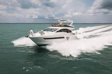 No Pods - V-drive Yacht Photos Pics 2015 Sea Ray 510 Fly yacht cruising swiftly on open water.