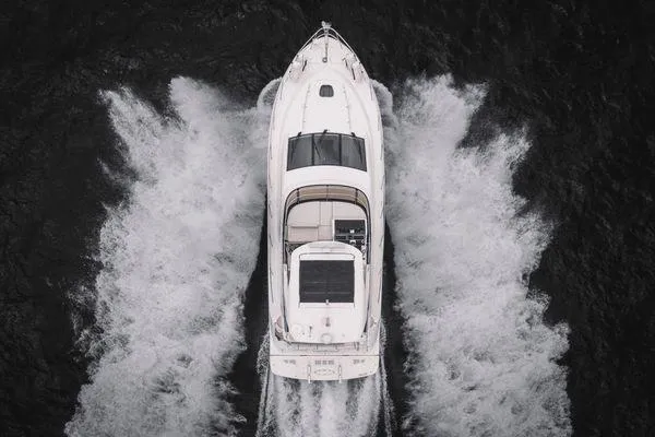 No Pods - V-drive Yacht Photos Pics Aerial view of 2015 Sea Ray 510 Fly yacht cruising through water.