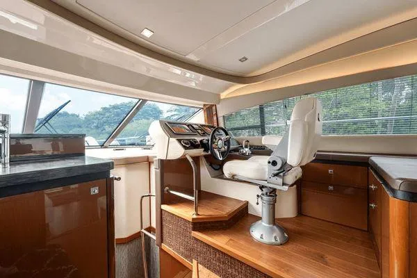 No Pods - V-drive Yacht Photos Pics Luxurious 2015 Sea Ray 510 Fly yacht interior with modern helm and panoramic windows.