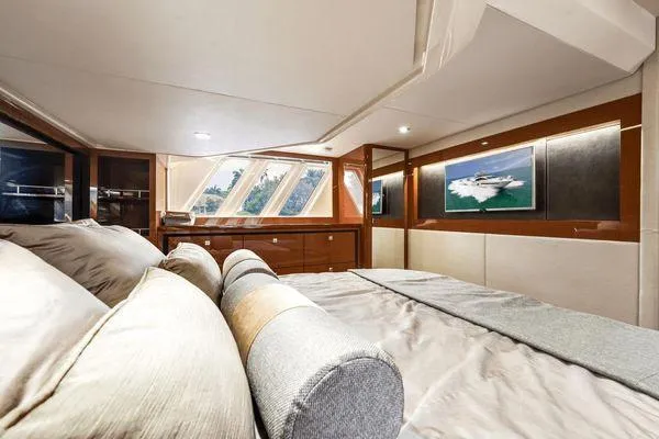 No Pods - V-drive Yacht Photos Pics Luxurious interior of 2015 Sea Ray 510 Fly yacht with elegant bedroom design.