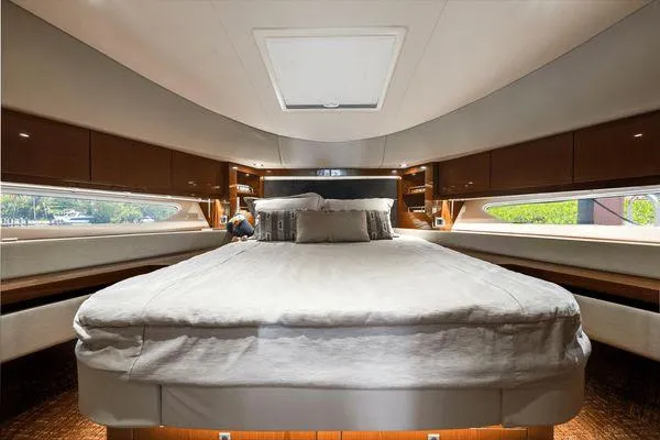 No Pods - V-drive Yacht Photos Pics Luxurious bedroom interior of 2015 Sea Ray 510 Fly yacht with elegant design.