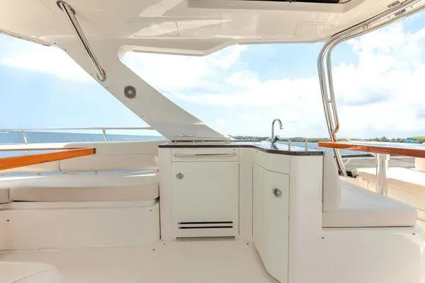 No Pods - V-drive Yacht Photos Pics Luxurious 2015 Sea Ray 510 Fly yacht interior with sleek design and ocean view.