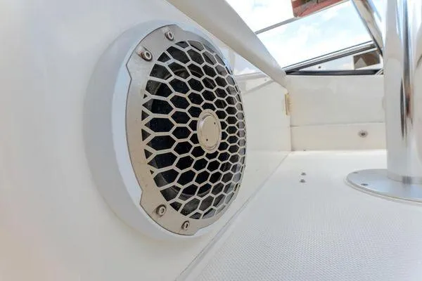No Pods - V-drive Yacht Photos Pics Speaker on 2015 Sea Ray 510 Fly yacht deck, featuring a hexagonal grille design.