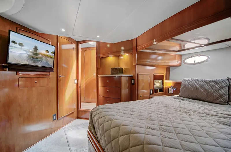 No Surrender Yacht Photos Pics Luxurious cabin interior of 2000 Carver 530 Voyager Pilothouse yacht with TV and wood finish.